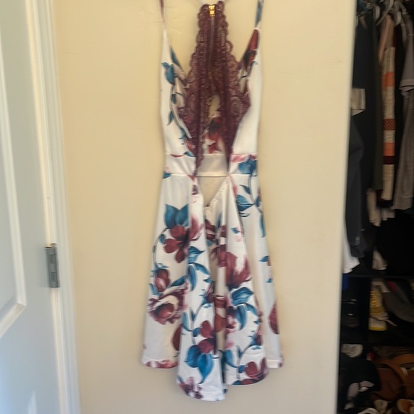 Floral mini sundress with lace back - Picture 3 of 3
